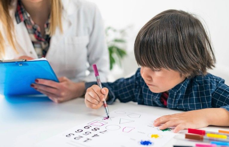 Evaluación psicológica infantil en Toledo Psicólogo evaluando a un niño en consulta de Toledo